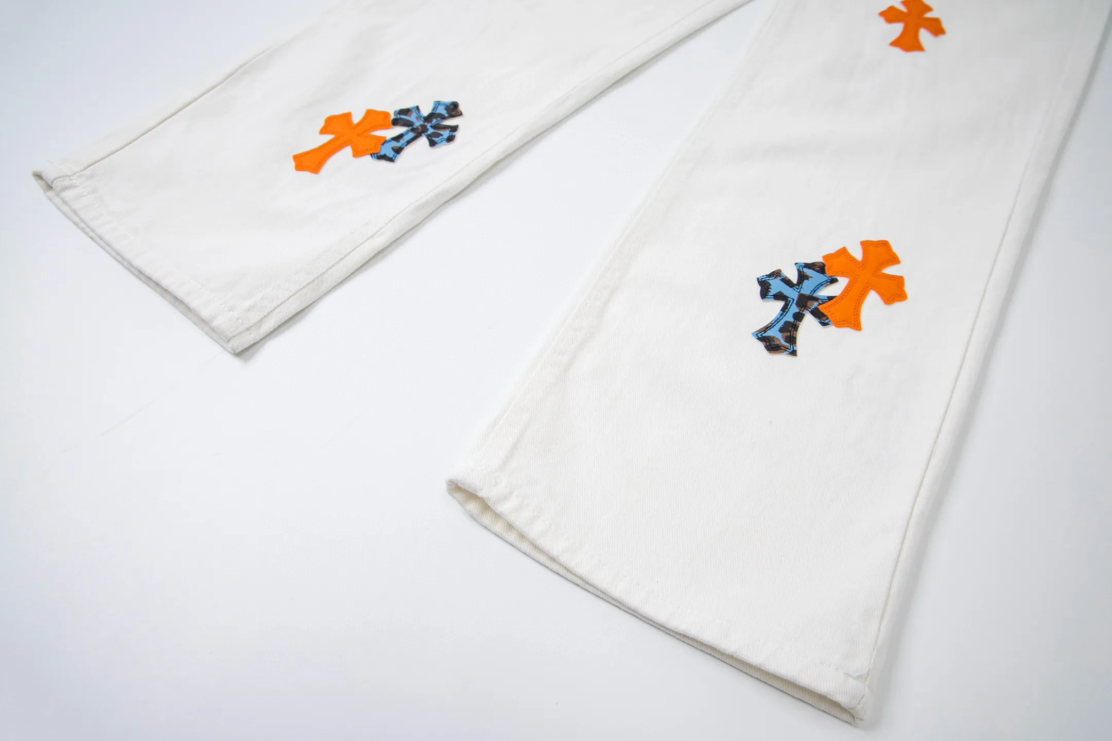 P260 💰 (Top version) Chrome Hearts/Chrome Hearts Classic white and orange cow series colored leather cross washed color fabric unisex denim trousers Vibe style straight stacked god-level version Carbon fine bias denim color cloth Old vintage full set of hardware - Chrome Hearts white cow series The high version uses high-ounce custom fabrics, fermentation washing and soft color fixation, soft and thick to wear. The details are all made by hand-polished craftsmanship. All-over printed jacquard fabric Unique design style. Through multiple processes to create a full retro feel. Unique niche non-contrast shirt. Customized distressed spray-painted buttons. Craftsmanship in every detail. Color: white and orange. Size: 28-30-32-34 (corresponding to S-M-L-XL)
